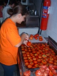 01 Elena lava y corta tomates