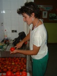 02 Ruth lava y corta tomates