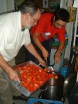 11 Echando los tomates a la olla para cocerles